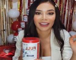 She promotes a number of things including grfullvidait, fitmedistribucion through her Instagram.